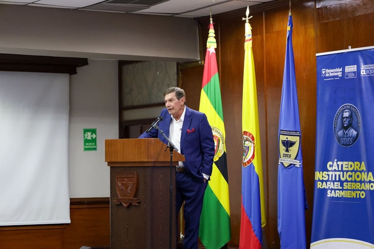 Andrés Novoa Pineda, presidente de Ventanar S.A., durante su intervención en la Cátedra Institucional Rafael Serrano Sarmiento de la Universidad de Santander, espacio en el que compartió reflexiones sobre emprendimiento, perseverancia e innovación.