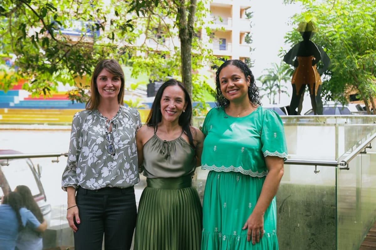 Liliana Torcoroma García, directora del doctorado en Enfermedades Infecciosas de la UDES; y las investigadoras internacionales Rafaella Fortini Grenfell e Queiroz y Priscilla Fernanda da Silva Martins.