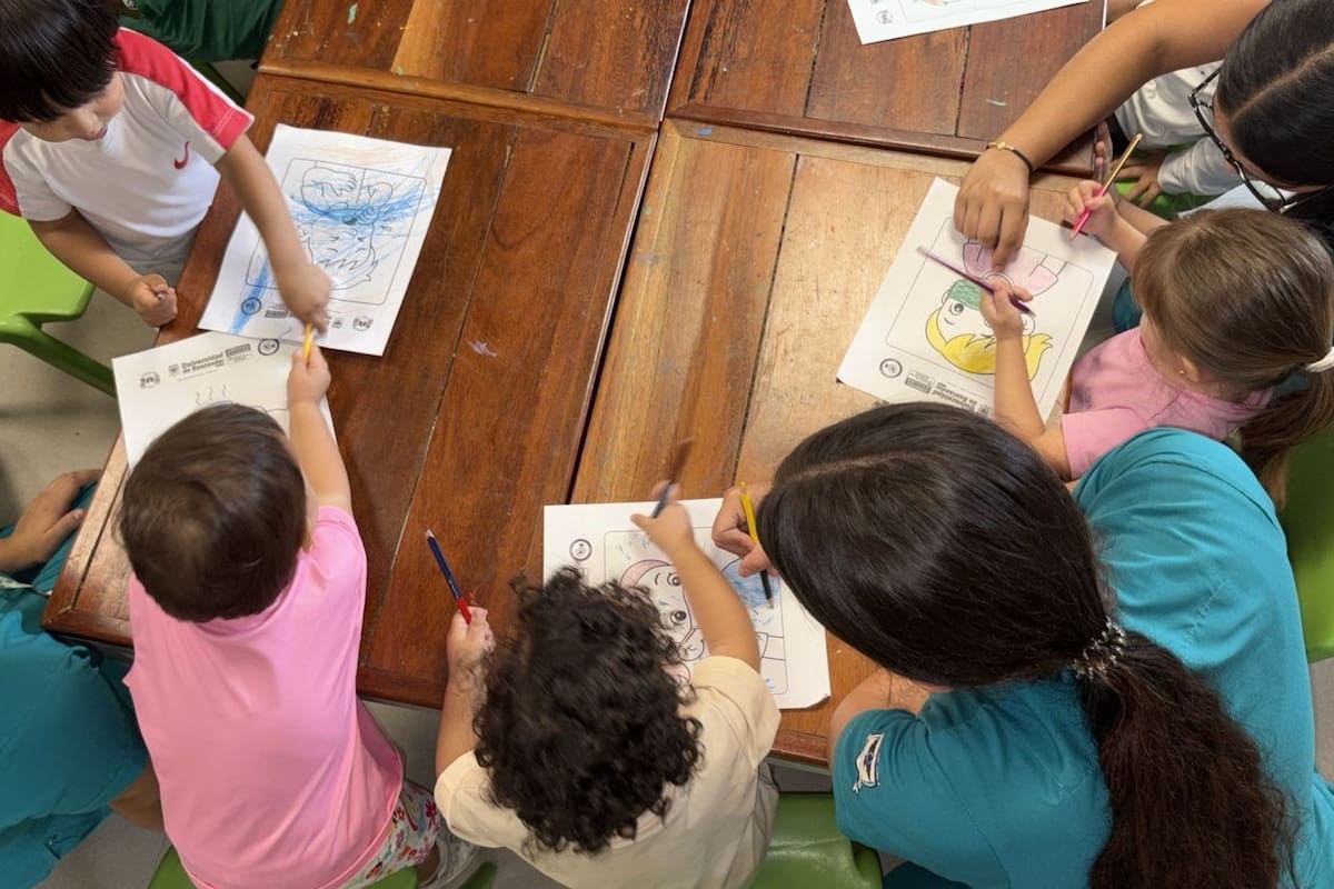 Entre cuentos y colores, los niños aprendieron a cuidar su respiración y audición.