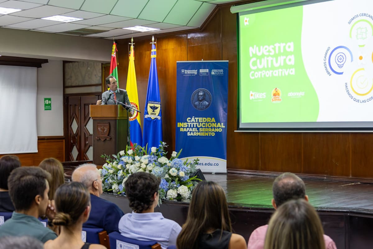 Juan Felipe Montoya Muñoz ofreció una disertación, en la UDES, sobre su trayectoria en Huevos Kikes.