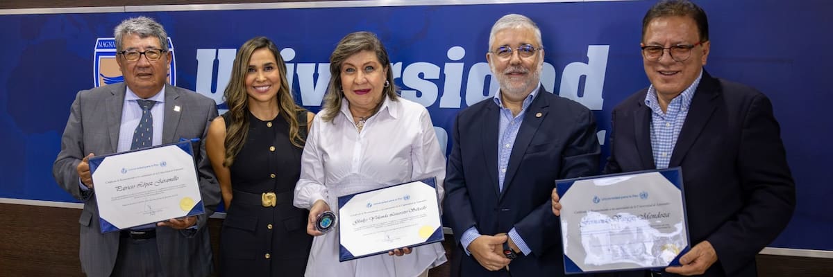 Patricio López Jaramillo, rector de la UDES; Juan Carlos Sainz Borto, vicerrector de la Universidad para la Paz; y Fernando Vargas Mendoza, presidente de la Asamblea General de la UDES. En la foto también aparecen: Gladys Lizarazo Salcedo, vicerrectora de Posgrados; y Karen Judith Acosta Bracho, coordinadora del Departamento de Estudios Regionales de UPAZ. (Foto: Euclides Kilô Ardila / VANGUARDIA)