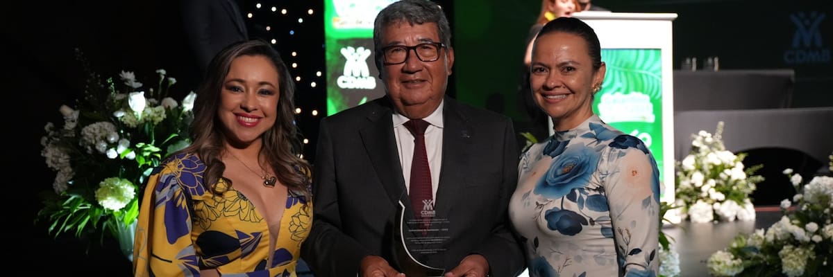 Patricio López Jaramillo, rector de la UDES, recibió la distinción.