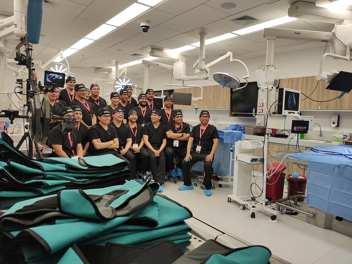 Grupo de especialistas que participaron durante la intervención médica.