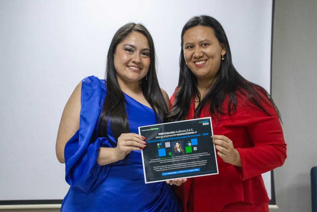 Sandy Tatiana Mendoza Gómez, directora del programa de Contaduría Pública, entregó varios reconocimientos a los profesionales y empresas más destacadas de la región.