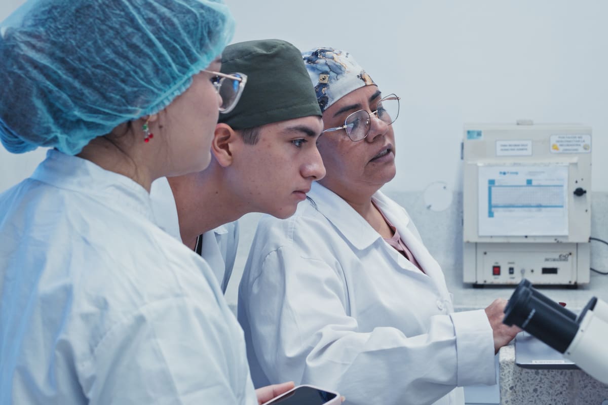 Como parte de su compromiso con la comunidad y con la formación de las nuevas promesas de la veterinaria, la Clínica de la UDES mantiene una amplia disponibilidad de atención.
