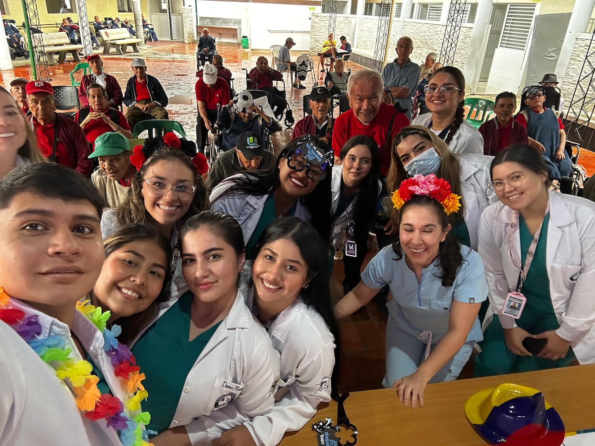 Gran labor social desarrollaron los estudiantes de la UDES en el Asilo San Rafael.