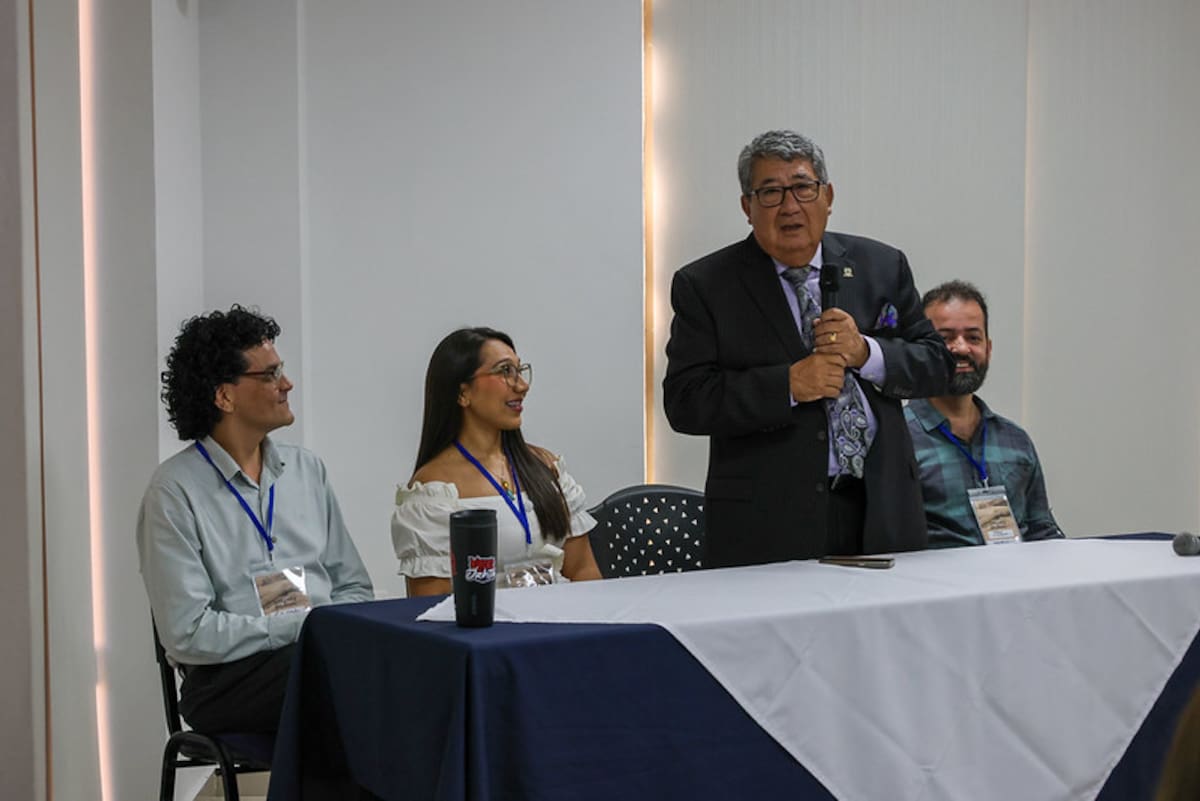 Patricio López Jaramillo, rector de la UDES, estuvo presente en el Festival de Cine. Junto a él aparecen también: Angie Jimena Nieto y Fredy Higuera.