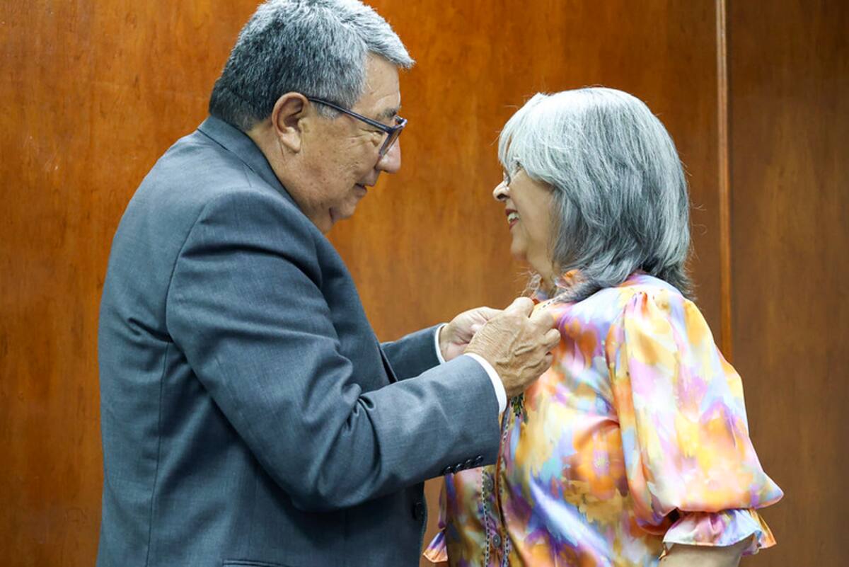 Diana Sarmiento Vesga, decana de la Facultad de Ciencias Sociales de la UDES, fue condecorada por el rector de ese centro de educación superior, Patricio López Jaramillo.