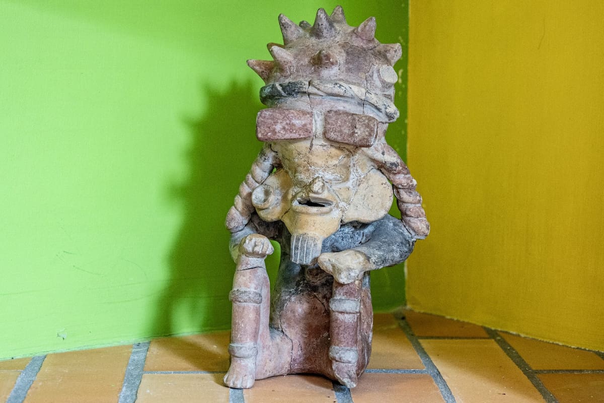 En Chibcha, las figuras humanas cuentan historias de identidad y memoria.