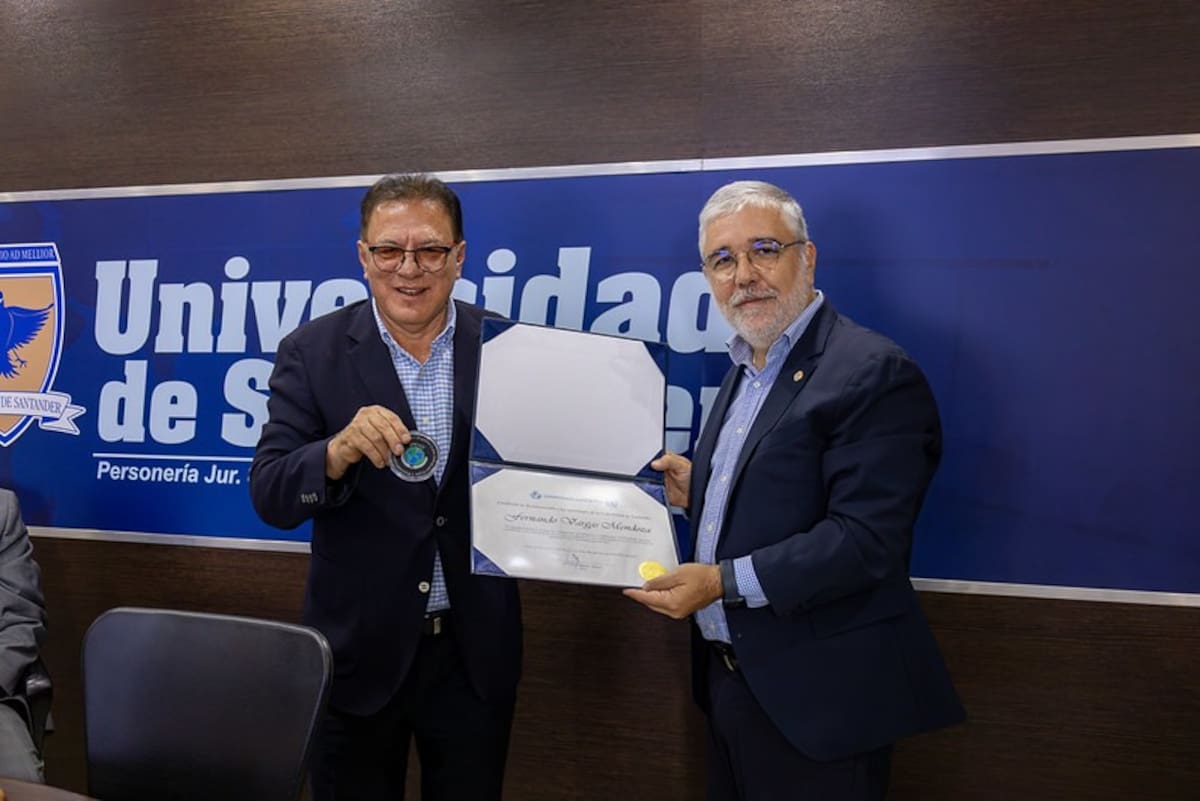 Juan Carlos Sainz Borto, vicerrector de la Universidad para la Paz y representante del Consejo Superior de la Universidad para la Paz, de las Naciones Unidas, le otorga a Fernando Vargas Mendoza, presidente de la Junta directiva de la UDES, la más alta distinción en Derechos Humanos y Resolución de Conflictos, otorgada a este prestigioso centro de educación superior.