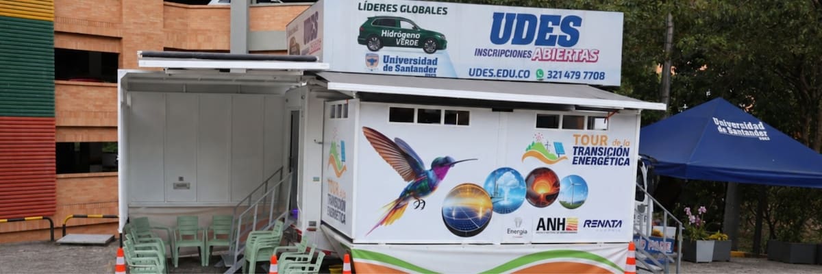 Estudiantes de la UDES interactúan con tecnologías para comprender la transición energética.