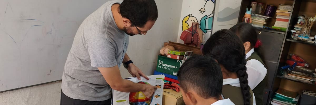 Niños exploraron fósiles, minerales y sismos en jornada educativa rural.