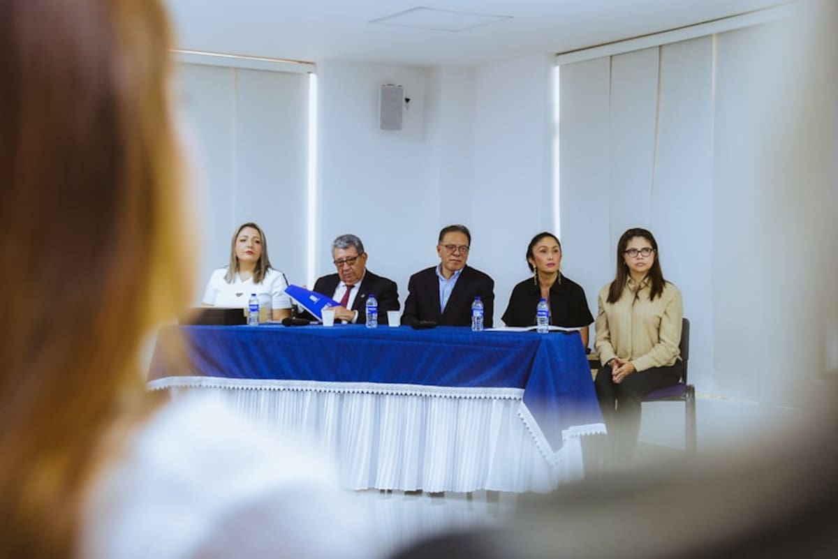 Entre los asistentes al reconocimiento de la UDES estuvieron Fernando Vargas Mendoza, presidente de ese centro de educación superior; Patricio López Jaramillo, rector; y Martha Juliana Ordóñez, gerente de AGI Ambiental, entre otros.