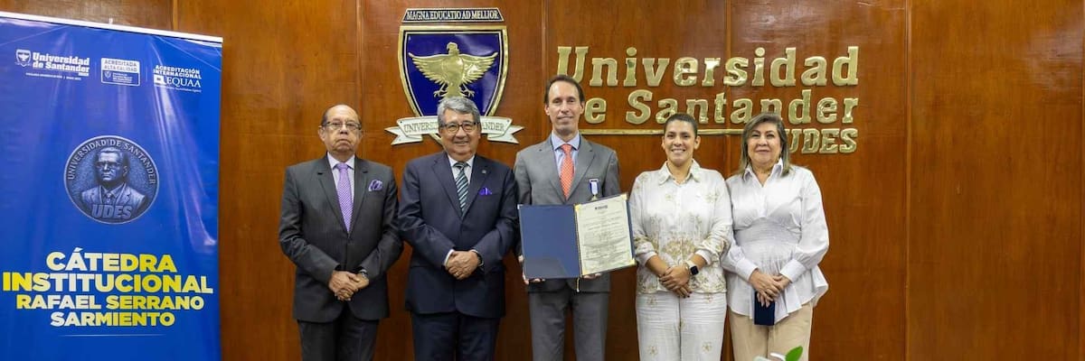 Orden Comuneros para Juan Felipe Montoya Muñoz. La distinción se la confirió el rector de la UDES, Patricio López Jaramillo.