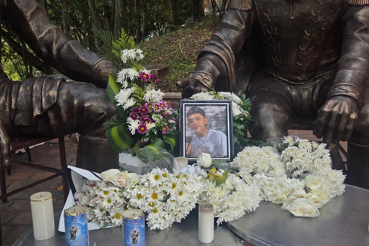 Velas y arreglos florales acompañaron el acto en memoria del estudiante de Medicina.