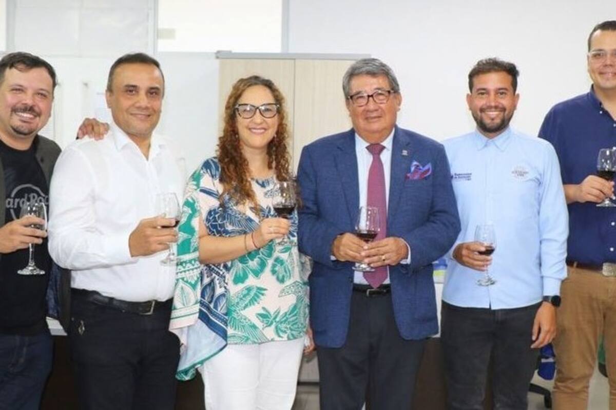 Henry Chacón, docente; Fredy Herrera, director del programa de Comunicación Social y Periodismo; Lilia Gutiérrez; Patricio López Jaramillo, rector de la Udes; Sergio Galvis; Ronald Cuenca, decano de la facultad de Ciencias Sociales; Angélica Calderón y Paola Carvajal. Suministrada / VANGUARDIA