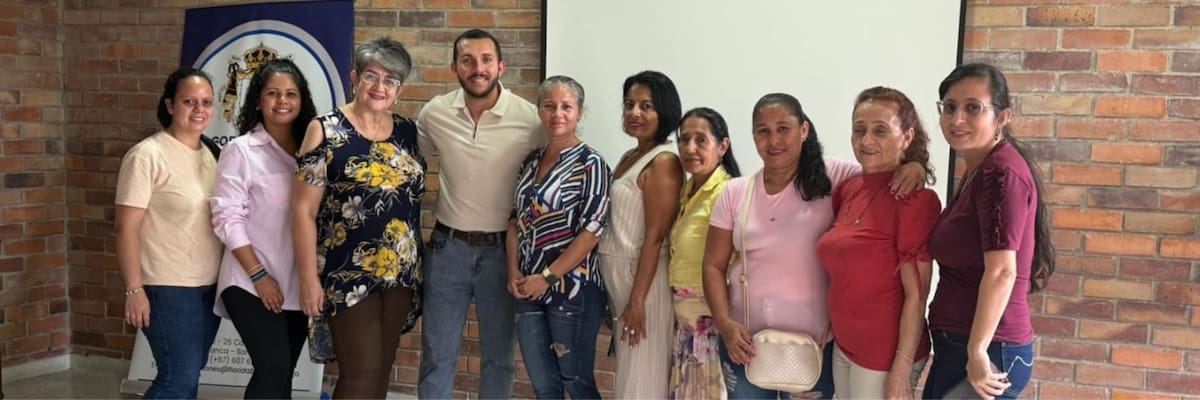 Alianza UDES-Alcaldía fortalece las capacidades de emprendedores y economías populares. En la foto, algunos de los participantes y docentes de la jornada.