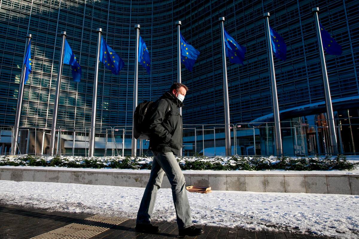 El certificado, que funcionará durante 12 meses, será vinculante en toda la UE para vacunas aprobadas por la EMA. (Foto: EFE / VANGUARDIA)