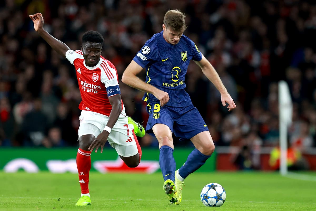 LONDON (United Kingdom), 21/10/2025.- Alexander Sorloth (R) of Atletico Madrid in action against Bukayo Saka (L) of Arsenal during the UEFA Champions League league phase match between Arsenal FC and Atletico Madrid, in London, Britain, 21 October 2025. (Liga de Campeones, Reino Unido, Londres) EFE/EPA/NEIL HALL