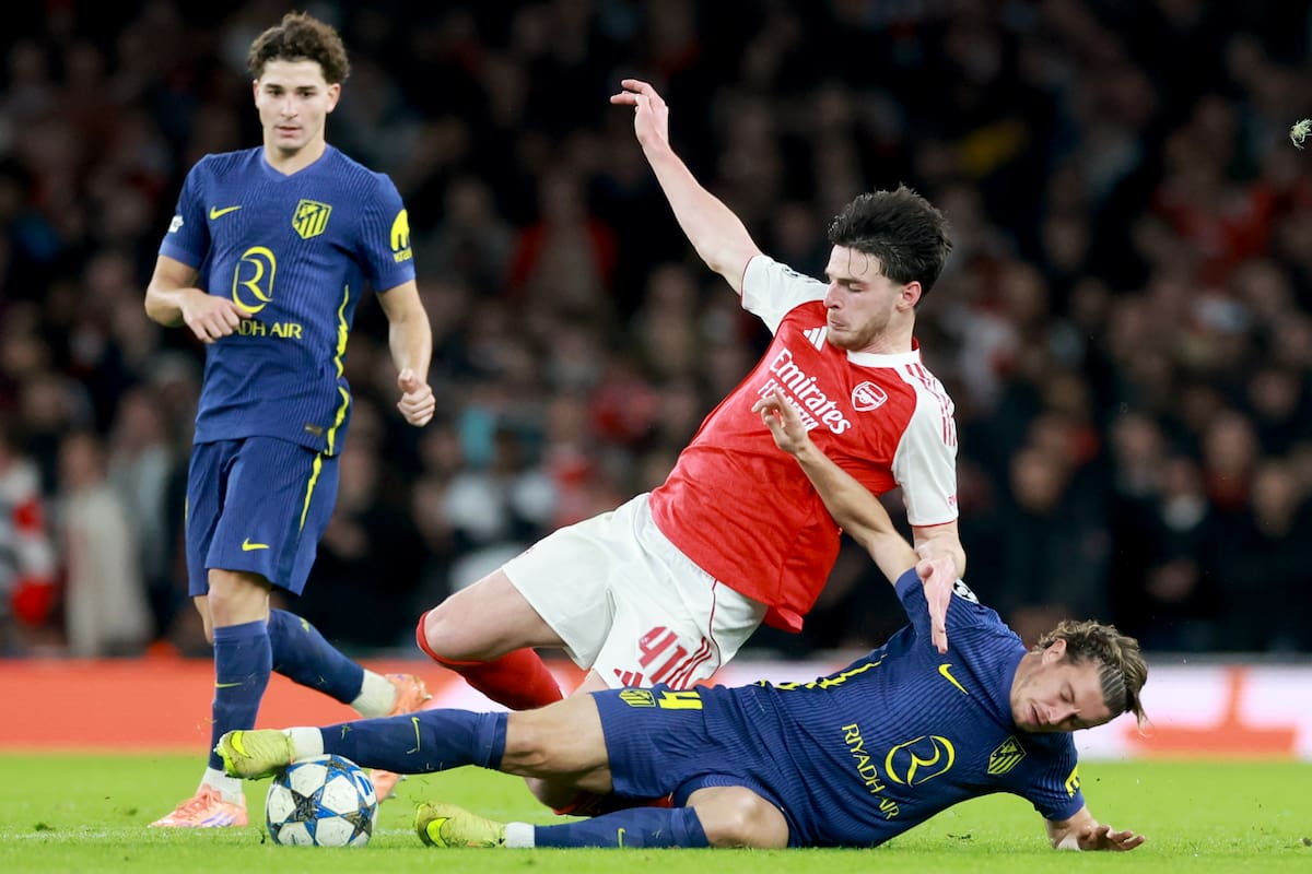 LONDON (United Kingdom), 21/10/2025.- Declan Rise (top) of Arsenal in action against Robin Le Normand (down) of Atletico Madrid during the UEFA Champions League league phase match between Arsenal FC and Atletico Madrid, in London, Britain, 21 October 2025. (Liga de Campeones, Reino Unido, Londres) EFE/EPA/NEIL HALL