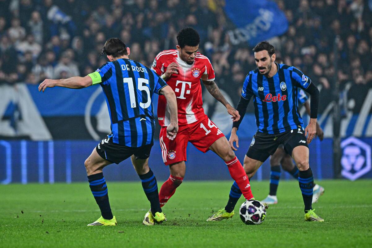 BERGAMO (Italy), 10/03/2026.- Atalanta's Marten De Roon (L), Bayern Munchen's Luis Diaz (C) and Atalanta's Davide Zappacosta in action during the UEFA Champions League round of 16 1st leg soccer match between Atalanta BC and FC Bayern Munchen at the Bergamo Stadium in Bergamo, Italy, 10 March 2026. (Liga de Campeones, Italia) EFE/EPA/MICHELE MARAVIGLIA