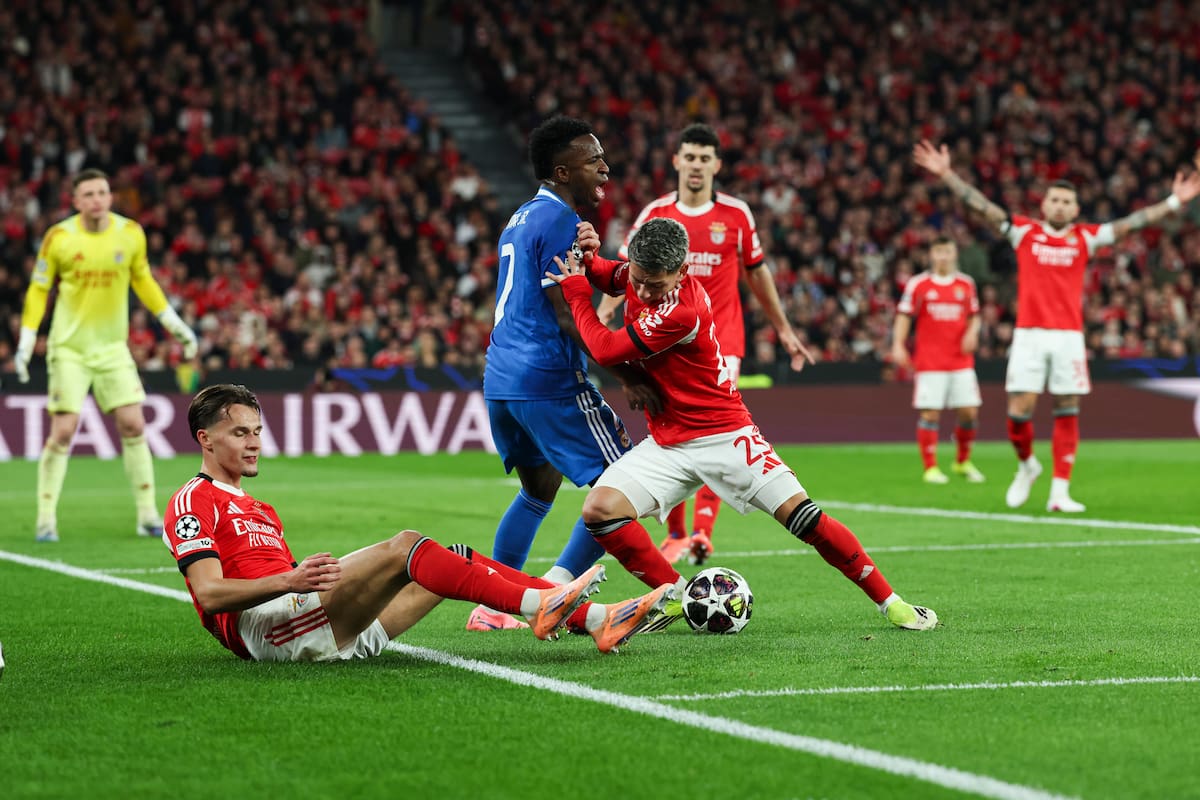Lisbon (Portugal), 17/02/2026.- Benfica's Gianluca Prestianni (R) vies for the ball with Real Madrid's Vinicius Junior during the UEFA Champions League soccer match between Benfica and Real Madrid, in Lisbon, Portugal, 17 February 2026. (Liga de Campeones, Lisboa) EFE/EPA/JOSE SENA GOULAO