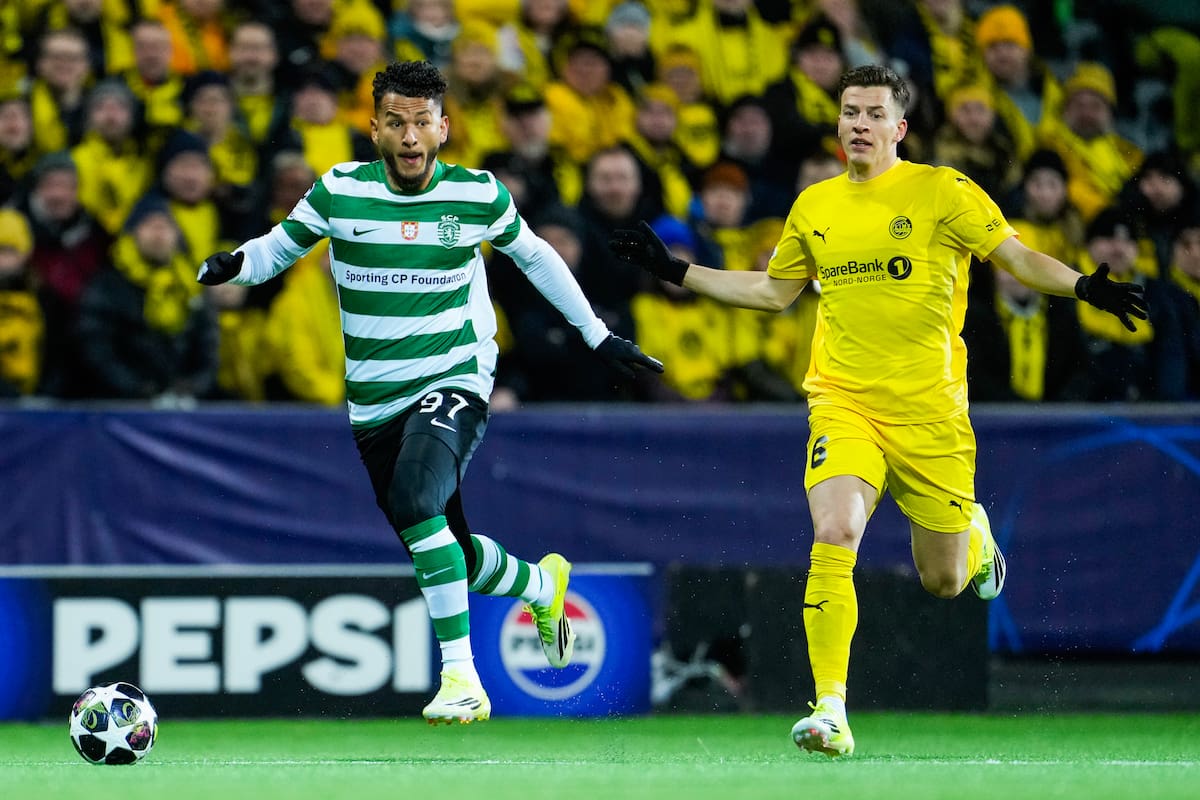Bodo (Norway), 11/03/2026.- Sporting's Luis Suarez (L) and Bodo/Glimt's Jostein Gundersen in action during the UEFA Champions League Round of 16 1st leg match between Bodo/Glimt and Sporting CP at Aspmyra Stadium, Bodo, Norway, 11 March 2026. (Liga de Campeones, Noruega) EFE/EPA/Fredrik Varfjell NORWAY OUT