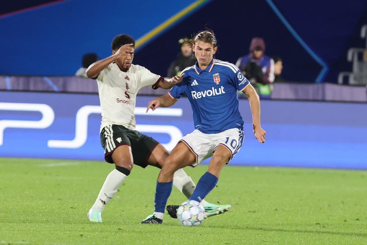 COMO (Italy), 21/10/2026.- Manchester United's Andrey Santos (L) and Comos Nico Paz in action during the UEFA Champions League soccer match between Como and Manchester United at Stadio Giuseppe Sinigaglia Stadium, Como, 21 October 2026. (Liga de Campeones, Italia) EFE/EPA/ANTONIO SAIA