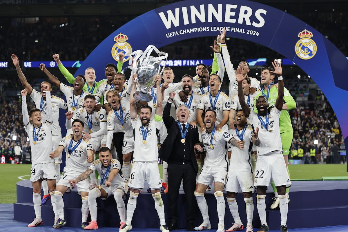 London (United Kingdom), 01/06/2024.- Nacho (C) of Madrid lifts the trophy after winning the UEFA Champions League final match of Borussia Dortmund against Real Madrid, in London, Britain, 01 June 2024. (Liga de Campeones, Rusia, Reino Unido, Londres) EFE/EPA/TOLGA AKMEN