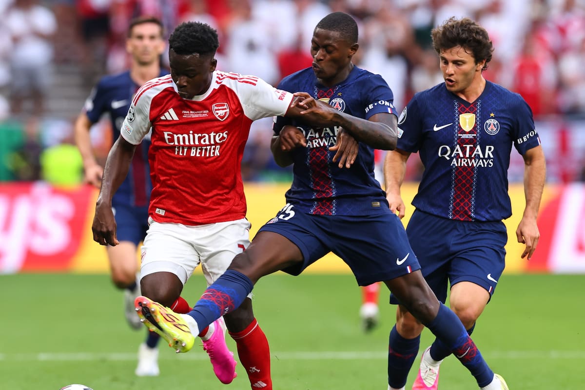 Budapest (Hungary), 30/05/2026.- Nuno Mendes of PSG (R) in action against Bukayo Saka of Arsenal (L) during the UEFA Champions League final between Paris Saint-Germain and Arsenal in Budapest, Hungary, 30 May 2026. (Liga de Campeones, Hungría) EFE/EPA/ANNA SZILAGYI
