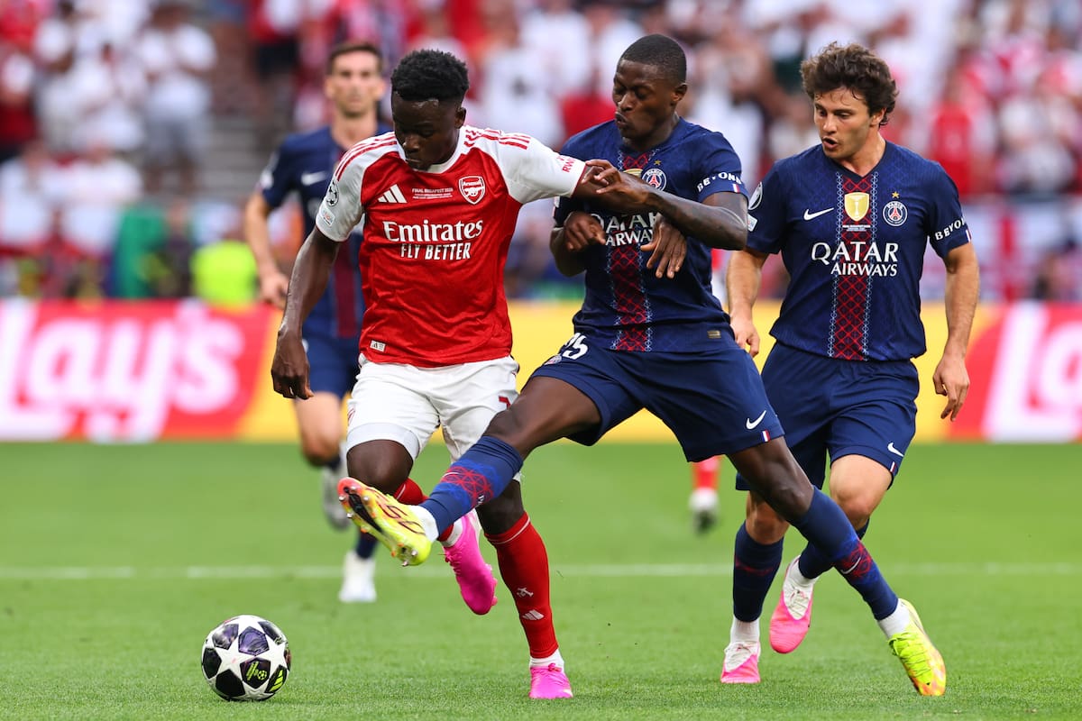 Budapest (Hungary), 30/05/2026.- Nuno Mendes of PSG (R) in action against Bukayo Saka of Arsenal (L) during the UEFA Champions League final between Paris Saint-Germain and Arsenal in Budapest, Hungary, 30 May 2026. (Liga de Campeones, Hungría) EFE/EPA/ANNA SZILAGYI