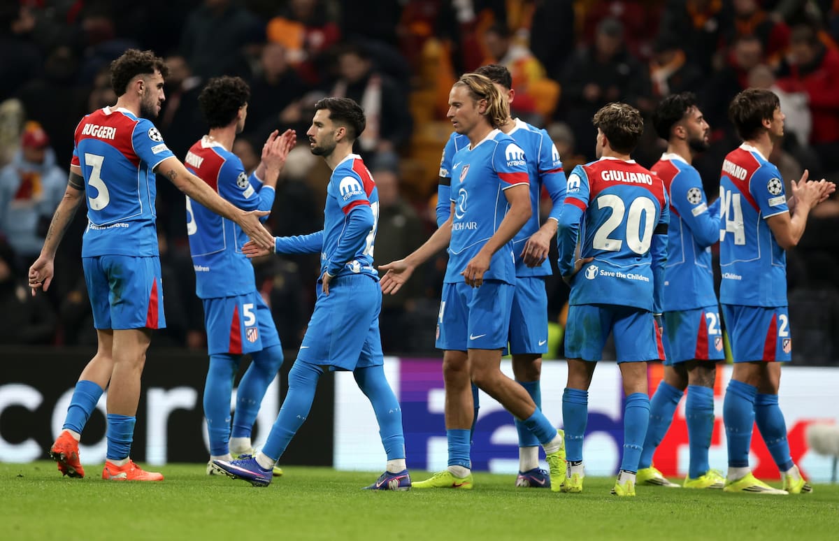 ISTANBUL (Turkey), 21/01/2026.- Players of Atletico react and applaud fans at the end of the UEFA Champions League match between Galatasaray SK and Atletico Madrid, in Istanbul, Turkey, 21 January 2026. The match ended 1-1. (Liga de Campeones, Turquía, Estanbul) EFE/EPA/ERDEM SAHIN