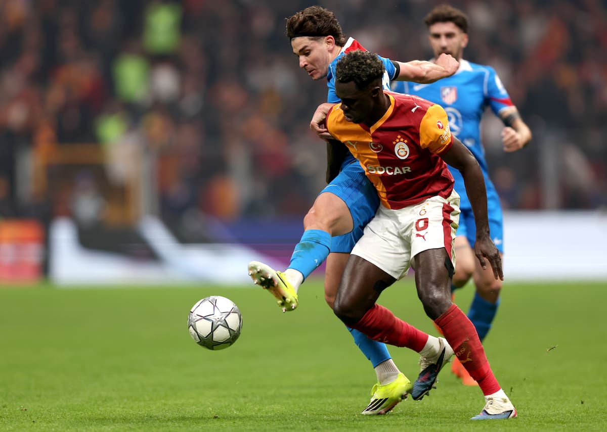 ISTANBUL (Turkey), 21/01/2026.- Julian Alvarez of Atletico in action against Davinson Sanchez (R) of Galatasaray during the UEFA Champions League match between Galatasaray SK and Atletico Madrid, in Istanbul, Turkey, 21 January 2026. (Liga de Campeones, Turquía, Estanbul) EFE/EPA/TOLGA BOZOGLU