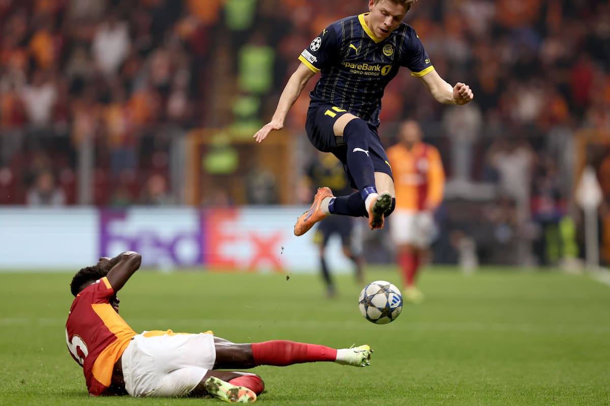 ISTANBUL (Turkey), 22/10/2025.- Jens Petter Hauge (R) of Bodo/Glimt and Davinson Sanchez (L) of Galatasaray in action during the UEFA Champions League league phase match between Galatasaray SK and FK Bodo/Glimt in Istanbul, Turkey, 22 October 2025. (Liga de Campeones, Turquía, Estanbul) EFE/EPA/TOLGA BOZOGLU