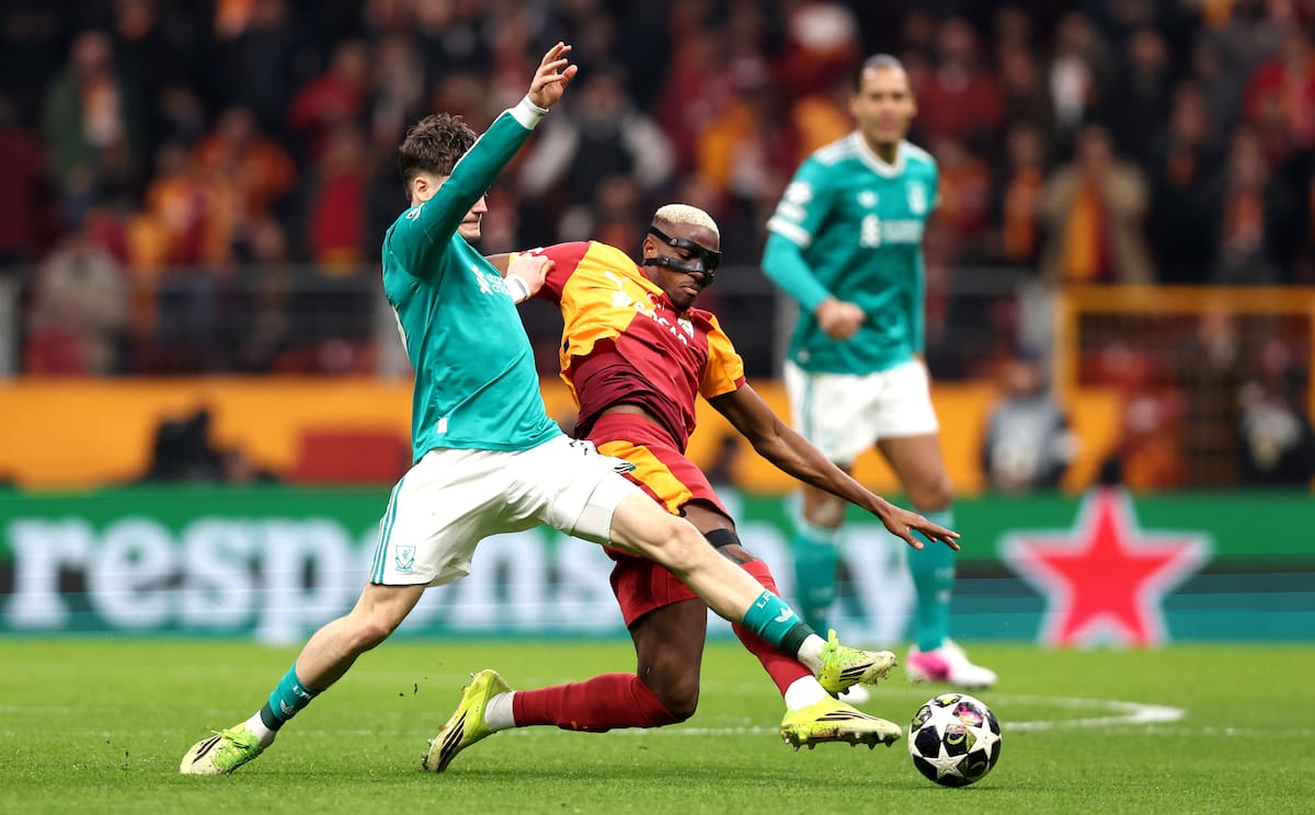 ISTANBUL (Turkey), 10/03/2026.- Victor Osimhen (R) of Galatasaray in action against Florian Wirtz of Liverpool during the UEFA Champions League Round of 16 1st leg match Galatasaray SK against Liverpool FC, in Istanbul, Turkey, 10 March 2026. (Liga de Campeones, Turquía, Estanbul) EFE/EPA/TOLGA BOZOGLU