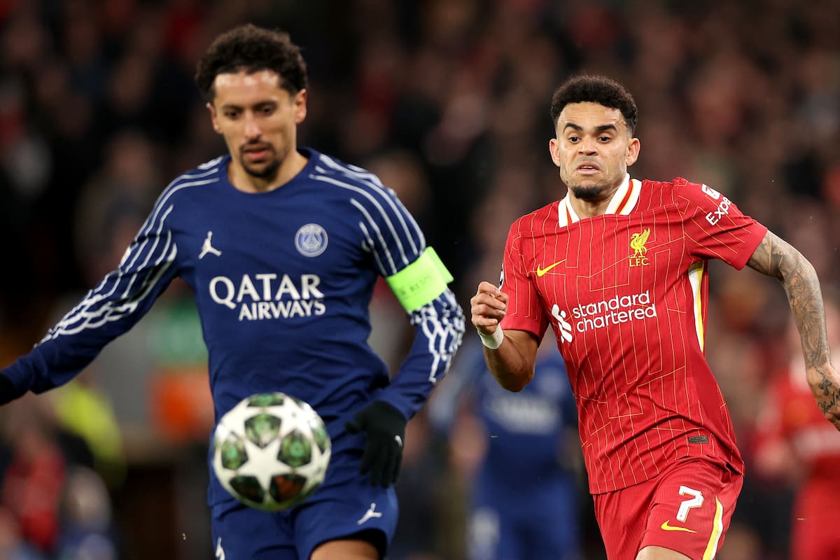 Marquinhos y Luis Díaz en una disputa de balón durante el partido de octavos de final de la UEFA Champions League. El Paris Saint Germain derrotó al Liverpool en Anfield. (Liga de Campeones, Reino Unido) EFE/EPA/ADAM VAUGHAN