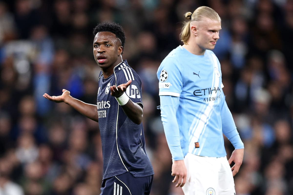MANCHESTER (United Kingdom), 17/03/2026.- Erling Haaland (R) of Manchester City walks past Vinicius Jr. of Real Madrid during the UEFA Champions League Round of 16 2nd leg match between Manchester City and Real Madrid in Manchester, Great Britain, 17 March 2026. (Liga de Campeones, Gran Bretaña, Reino Unido) EFE/EPA/ADAM VAUGHAN
