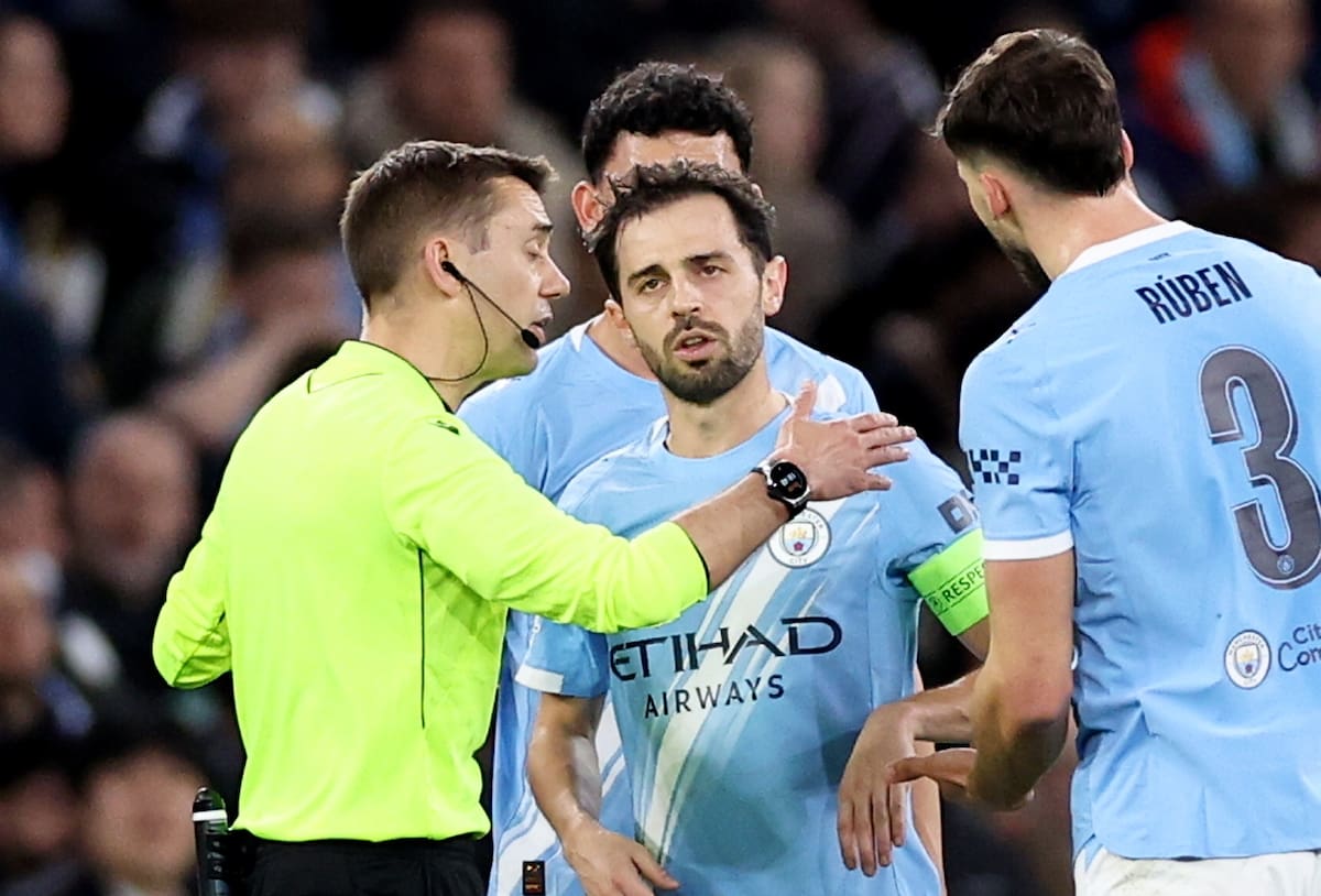 MANCHESTER (United Kingdom), 17/03/2026.- Bernardo Silva (C) of Manchester City listens to referee Clement Turpin during the UEFA Champions League Round of 16 2nd leg match between Manchester City and Real Madrid in Manchester, Great Britain, 17 March 2026. (Liga de Campeones, Gran Bretaña, Reino Unido) EFE/EPA/ADAM VAUGHAN