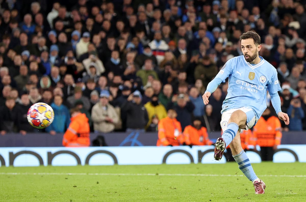 Manchester (United Kingdom), 17/04/2024.- Bernardo Silva of Manchester City takes his penalty in the penalty shoot-out during the UEFA Champions League quarter final, 2nd leg match between Manchester City and Real Madrid in Manchester, Britain, 17 April 2024. (Liga de Campeones, Reino Unido) EFE/EPA/ADAM VAUGHAN