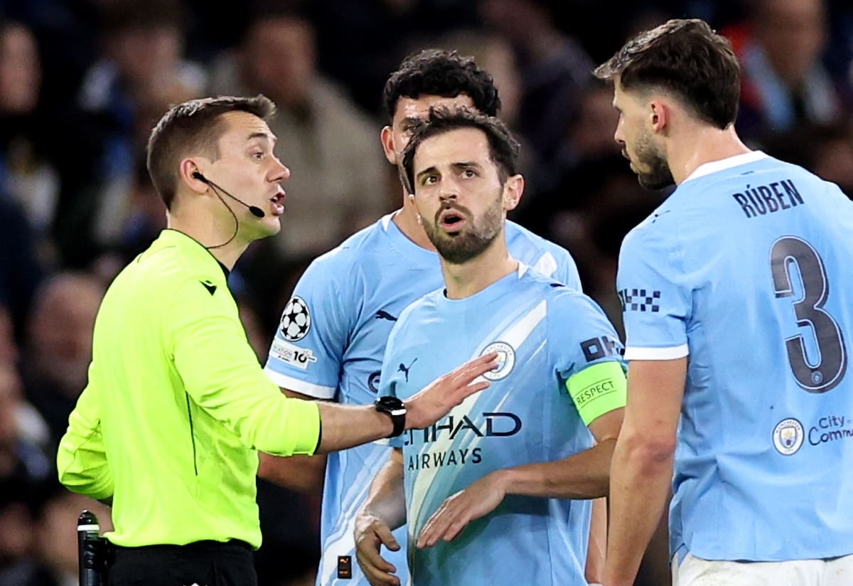 MANCHESTER (United Kingdom), 17/03/2026.- Bernardo Silva (C) of Manchester City listens to referee Clement Turpin during the UEFA Champions League Round of 16 2nd leg match between Manchester City and Real Madrid in Manchester, Great Britain, 17 March 2026. (Liga de Campeones, Gran Bretaña, Reino Unido) EFE/EPA/ADAM VAUGHAN