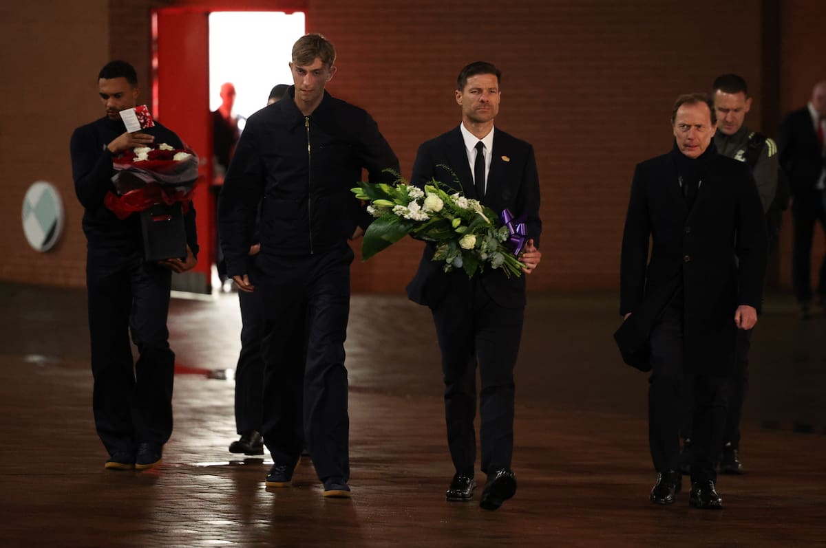 LIVERPOOL (United Kingdom), 03/11/2025.- (L-R) Trent Alexander-Arnold of Real Madrid, Dean Huijsen of Real Madrid, Real Madrid manager Xavi Alonso, and Real Madrid's Director of Institutional Relations Emilio Butragueno bring flowers to lay amongst tributes to former Liverpool player Diogo Jota in Liverpool, Britain, 03 November 2025. Real Madrid will face Liverpool in their UEFA Champions League soccer match on 04 November. (Liga de Campeones, Reino Unido) EFE/EPA/ADAM VAUGHAN