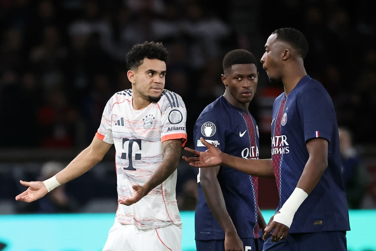 PARIS (France), 04/11/2025.- Luis Diaz of Bayern Munich (L) reacts after being sent off during the UEFA Champions League phase match between PSG and FC Bayern Munich in Paris, France, 04 November 2025. (Liga de Campeones, Francia) EFE/EPA/CHRISTOPHE PETIT TESSON