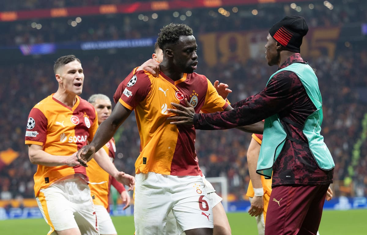 ISTANBUL (Turkey), 17/02/2026.- Galatasaray's Davinson Sanchez (C) celebrates after scoring the 3-2 goal during the UEFA Champions League play-offs 1st leg match between Galatasaray SK and Juventus FC, in Istanbul, Turkey, 17 February 2026. (Liga de Campeones, Turquía, Estanbul) EFE/EPA/TOLGA BOZOGLU