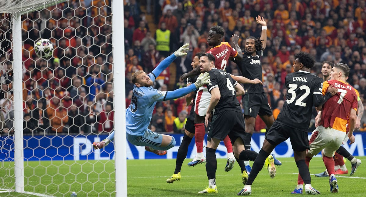 ISTANBUL (Turkey), 17/02/2026.- Galatasaray's Davinson Sanchez (C) scores the 3-2 goal during the UEFA Champions League play-offs 1st leg match between Galatasaray SK and Juventus FC, in Istanbul, Turkey, 17 February 2026. (Liga de Campeones, Turquía, Estanbul) EFE/EPA/TOLGA BOZOGLU