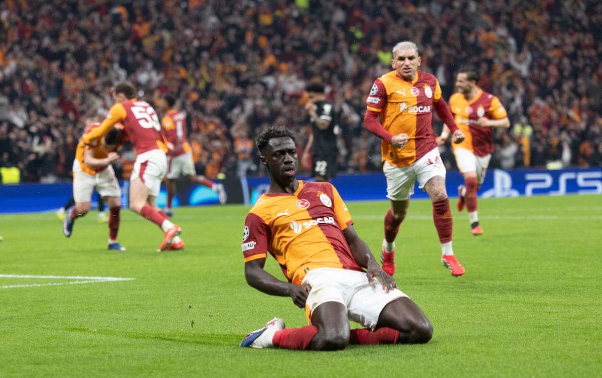 ISTANBUL (Turkey), 17/02/2026.- Galatasaray's Davinson Sanchez (C) celebrates after scoring the 3-2 goal during the UEFA Champions League play-offs 1st leg match between Galatasaray SK and Juventus FC, in Istanbul, Turkey, 17 February 2026. (Liga de Campeones, Turquía, Estanbul) EFE/EPA/TOLGA BOZOGLU