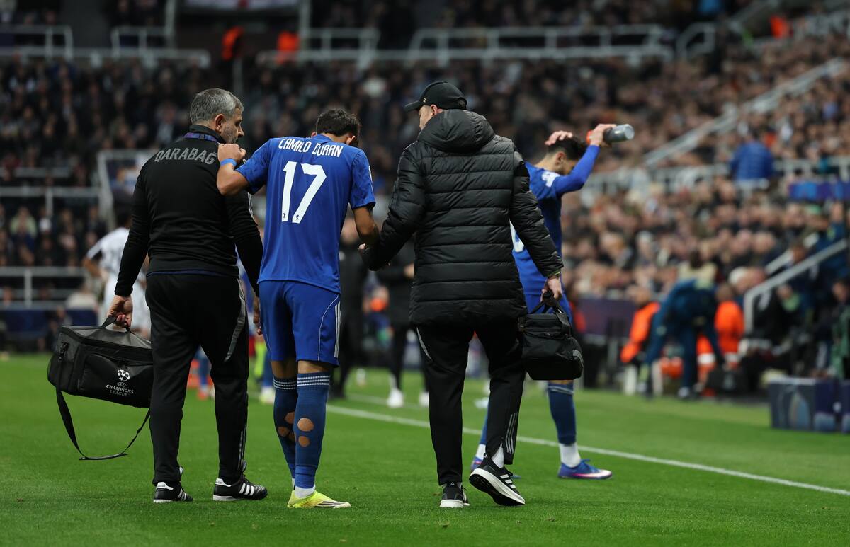 NEWCASTLE (United Kingdom), 24/02/2026.- Camilo Duran of Qarabag leaves the pitch after sustaining an injury during the UEFA Champions League play-offs 2nd leg match between Newcastle United and Qarabag FK in Newcastle, Britain, 24 February 2026. (Liga de Campeones, Reino Unido) EFE/EPA/ADAM VAUGHAN
