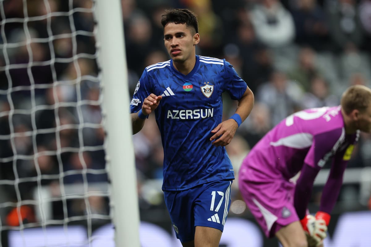 NEWCASTLE (United Kingdom), 24/02/2026.- Camilo Duran of (L) Qarabag celebrates scoring the 1-2 goal during the UEFA Champions League play-offs 2nd leg match between Newcastle United and Qarabag FK in Newcastle, Britain, 24 February 2026. (Liga de Campeones, Reino Unido) EFE/EPA/ADAM VAUGHAN