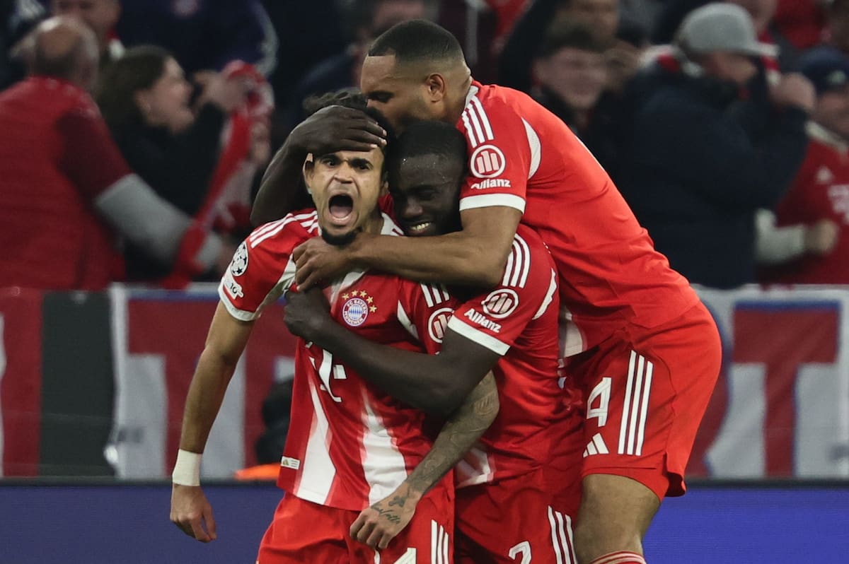 MUNICH (Germany), 15/04/2026.- Luis Diaz of Bayern Munich celebrates with his teammates Dayot Upamecano (C) and Jonathan Tah (R) after scoring the 3-3 goal during the UEFA Champions League quarter-finals, 2nd leg match FC Bayern Munich against Real Madrid, in Munich, Germany, 15 April 2026. (Liga de Campeones, Alemania) EFE/EPA/RONALD WITTEK