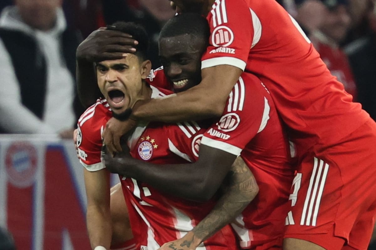 MUNICH (Germany), 15/04/2026.- Luis Diaz of Bayern Munich celebrates with his teammates Dayot Upamecano (C) and Jonathan Tah (R) after scoring the 3-3 goal during the UEFA Champions League quarter-finals, 2nd leg match FC Bayern Munich against Real Madrid, in Munich, Germany, 15 April 2026. (Liga de Campeones, Alemania) EFE/EPA/RONALD WITTEK