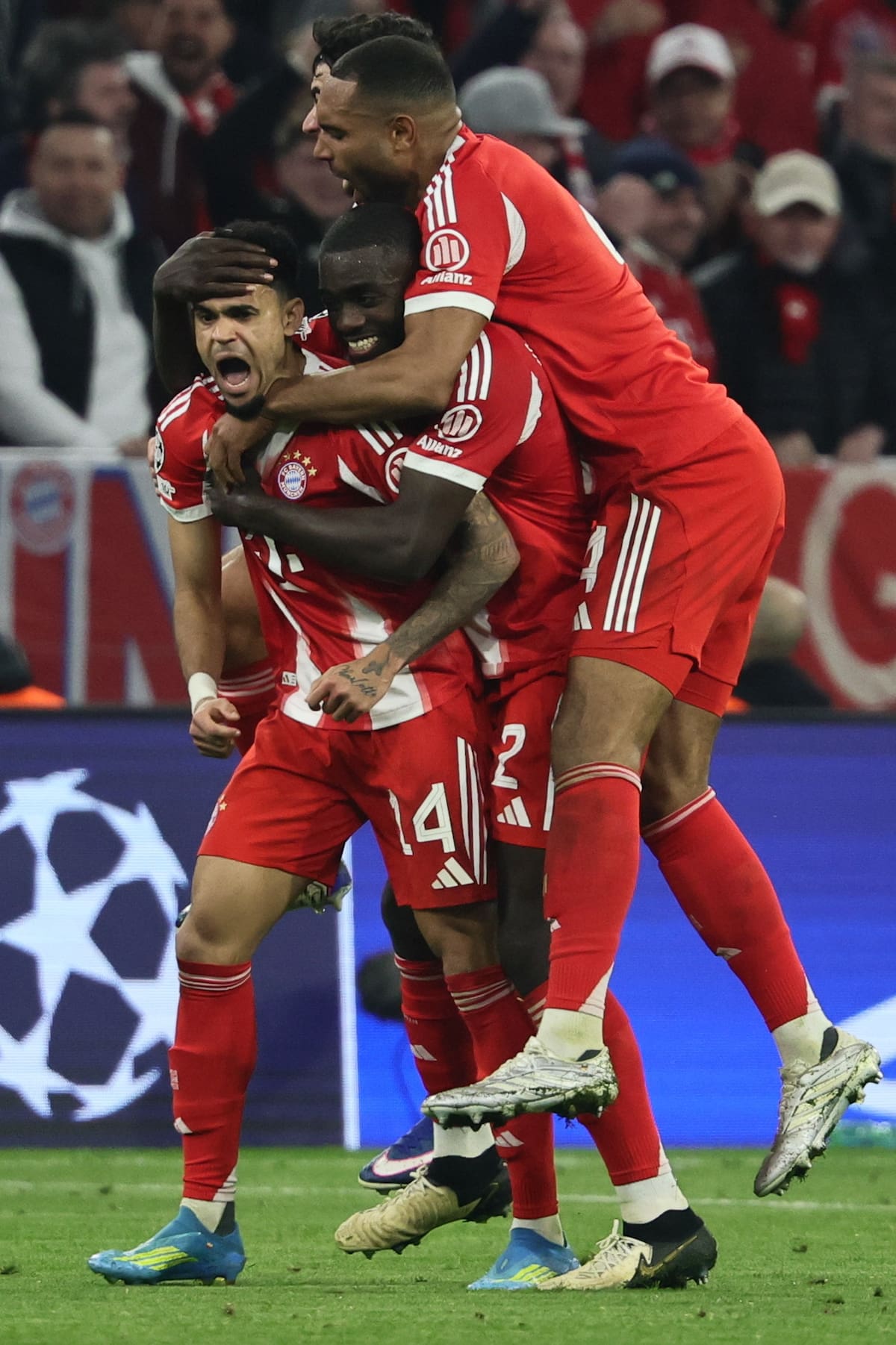 MUNICH (Germany), 15/04/2026.- Luis Diaz of Bayern Munich celebrates with his teammates Dayot Upamecano (C) and Jonathan Tah (R) after scoring the 3-3 goal during the UEFA Champions League quarter-finals, 2nd leg match FC Bayern Munich against Real Madrid, in Munich, Germany, 15 April 2026. (Liga de Campeones, Alemania) EFE/EPA/RONALD WITTEK